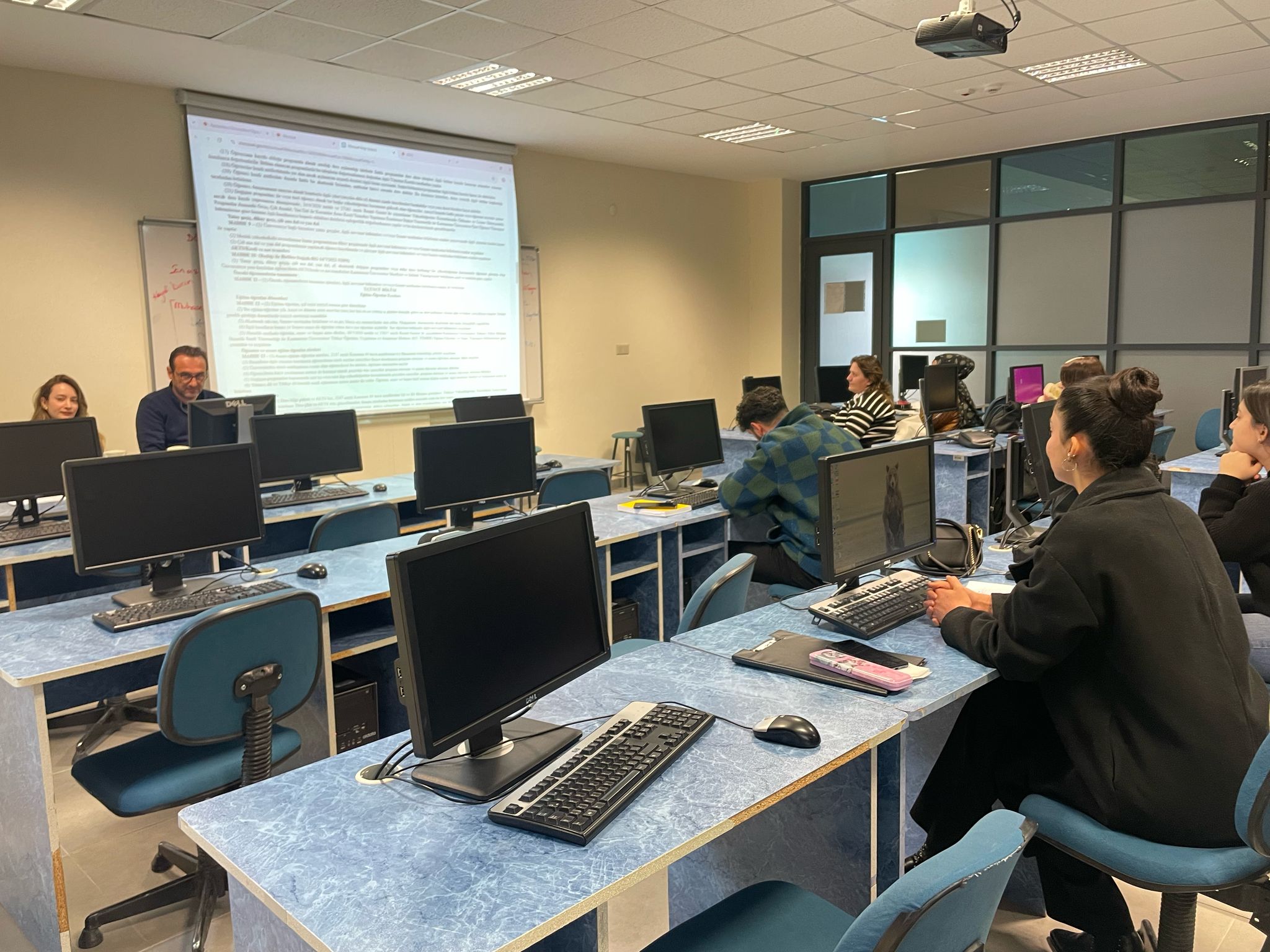 İşletme Yönetimi Programı İkinci Sınıf Öğrencileriyle Danışmanlık Toplantısı Gerçekleştirildi